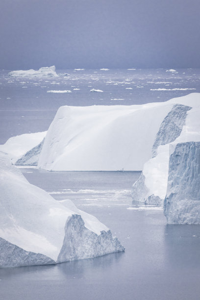 漂浮在海上的巨大冰山，纹理和形式图片下载