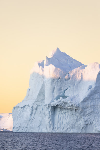 漂浮在海面上的冰山，纹理和颜色图片下载