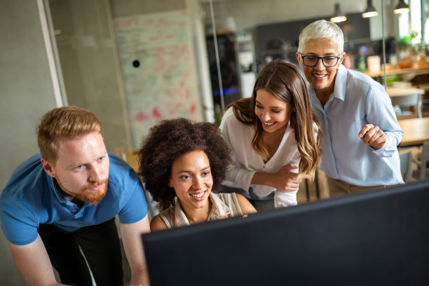 快乐的商业女性在办公室开会时作为一个团队工作的肖像图片下载