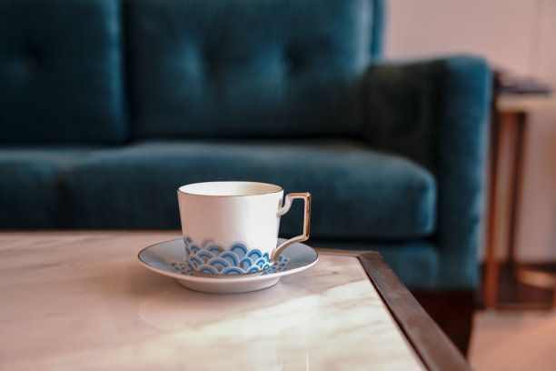 豪华卧室和一杯咖啡。图片下载