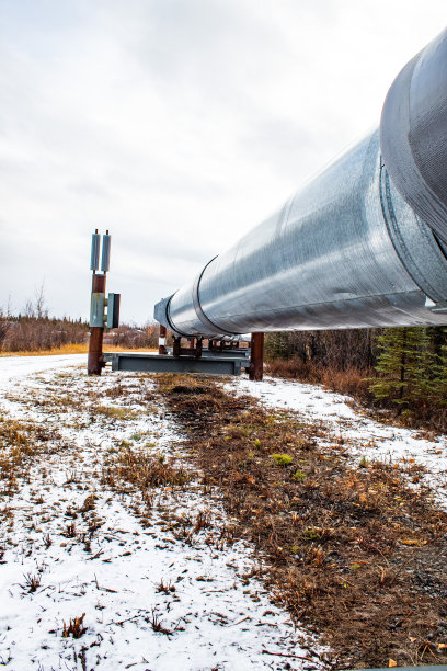 跨越阿拉斯加的输油管道图片下载
