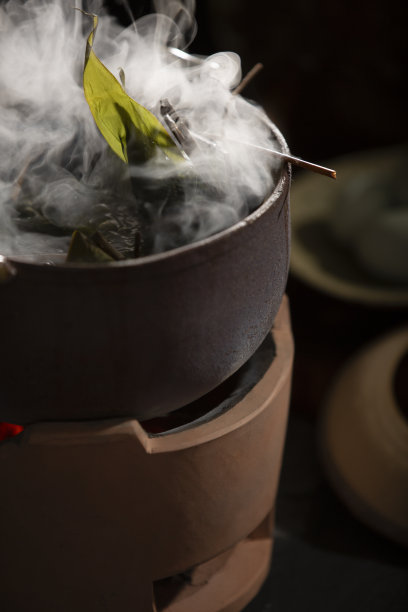 用蒸笼和沸水煮粽子图片下载