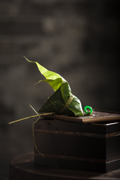 粽子和传统中式饭盒图片下载