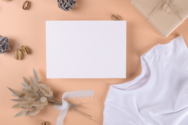 婴儿淋浴邀请7x5波西米亚卡片模型与婴儿紧身衣和波西米亚decotation中性米色背景图片下载