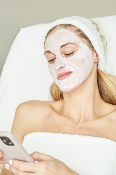 医疗设计的保湿粘土面膜肖像。女人皮肤的过程。图片下载