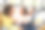 美妆博主在三脚架上拍摄日常化妆教程。非洲女孩影响者在家庭工作室直播化妆品产品评论。女视频博主为她的朋友化妆图片下载