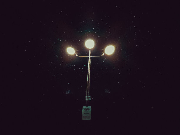 雪中的街灯图片下载