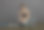 女人伸伸腿。钉着锋利钉子的滑板，为早上的瑜伽练习做准备。图片下载