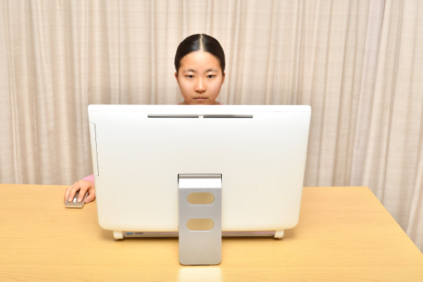 日本女孩在客厅里操作个人电脑图片下载