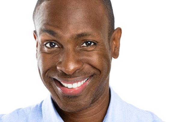 一个英俊的非洲商人在工作室背景下的照片图片下载