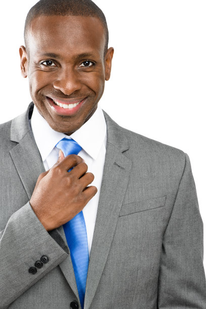 拍摄了一个有吸引力的商人调整他的领带在工作室的背景图片下载