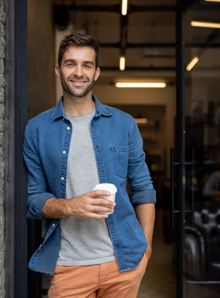快乐的男人在咖啡馆买了一杯咖啡后离开图片下载