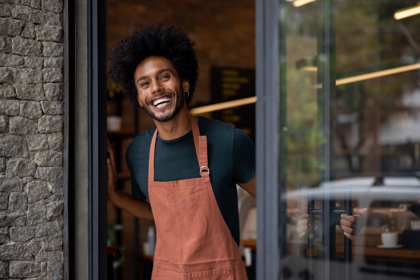 快乐的服务员打开餐厅的门图片下载