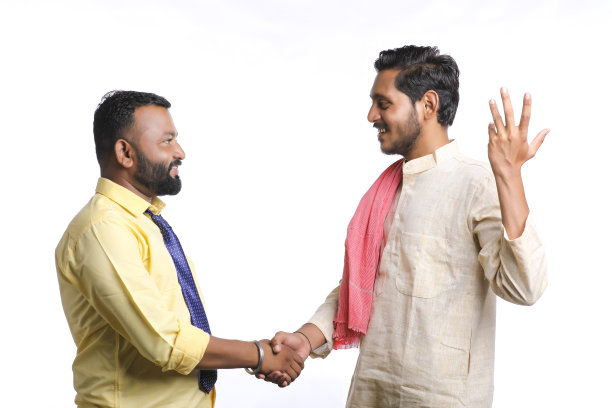 年轻的印度军官在白人背景下和农民握手。图片下载