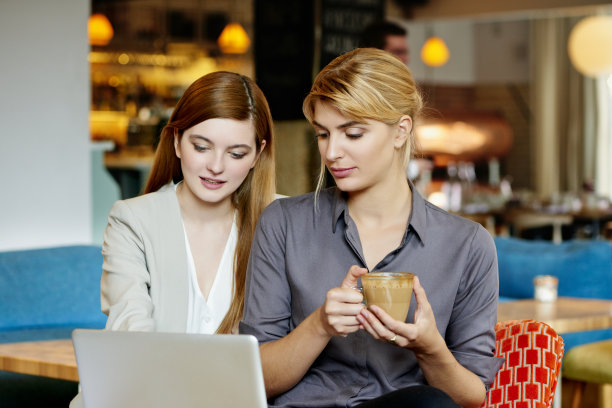 两个女商人在咖啡店见面图片下载