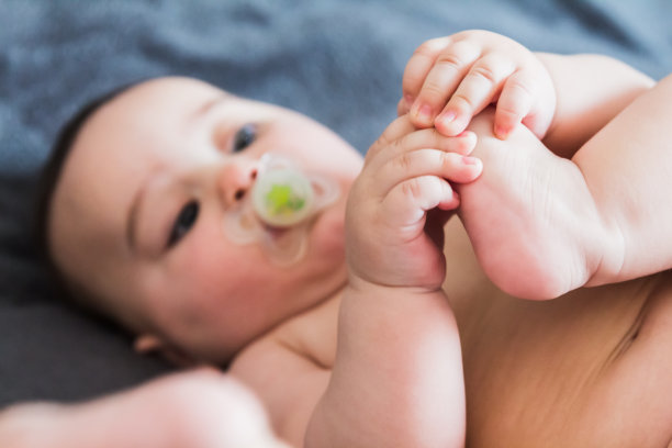 可爱的婴儿躺着的肖像图片下载