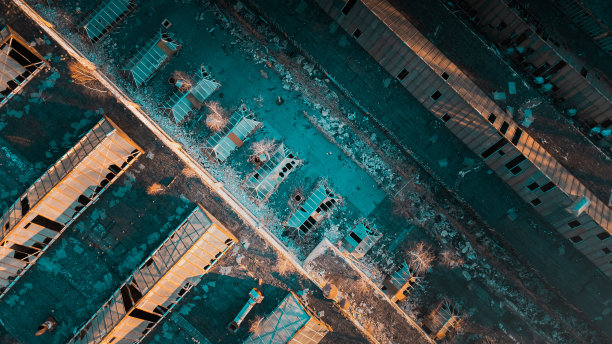 抽象的顶视图。市中心的旧工厂，废弃的温室。工业无人机的照片图片下载