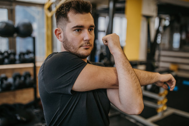 在健身房锻炼的男性图片下载