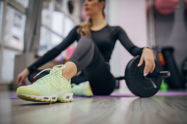 健身房里坐着一个健康的女人图片下载