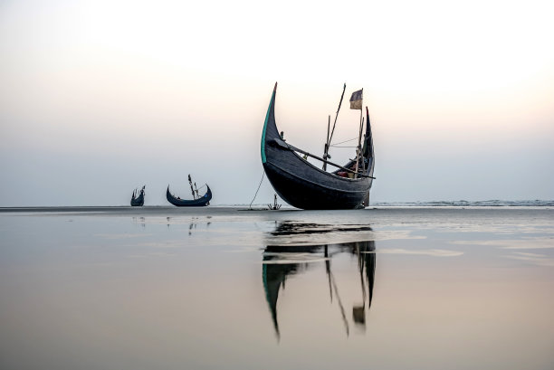 日落时分，孟加拉国考克斯巴扎尔海滩上的渔船图片下载