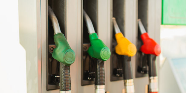 汽车加油。燃料汽车。经济危机。汽油价格。柴油图片下载