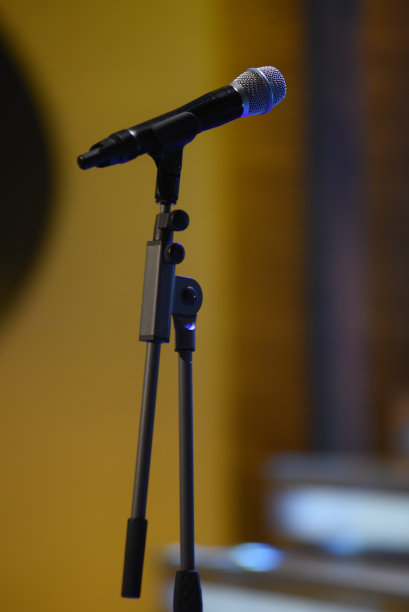 麦克风架在一个空的舞台上图片下载