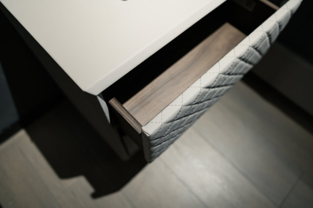 卧室床头柜的高角度视图图片下载