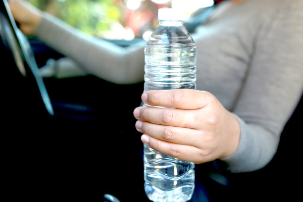 在车上准备好饮用水图片下载
