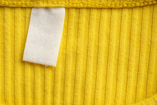 白色空白服装标签标签上的新黄色衬衫背景图片下载