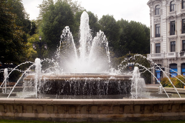 装饰喷泉，奥维耶多，阿斯图里亚斯，西班牙。图片下载