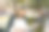人、年龄、生活方式、技术和通讯。户外照片中，美丽的退休女性穿着时尚的衣服，坐在长凳上，膝盖上放着触摸板电脑，看着有趣的视频，笑着图片下载