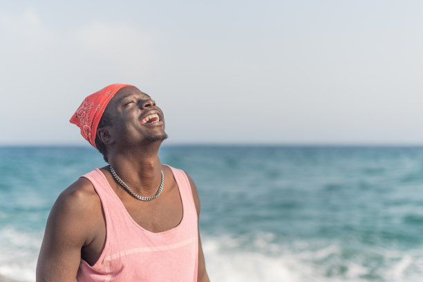 夏天的时候，一个笑着的家伙在海边玩得很开心图片下载