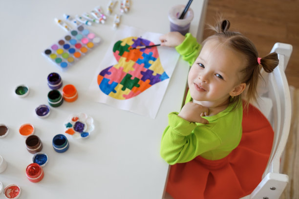 孩子很高兴他的画是对自闭症儿童的支持图片下载