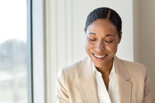 非裔美国商人笑了图片下载