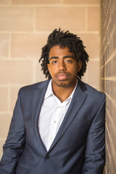 年轻英俊的非裔美国人图片下载