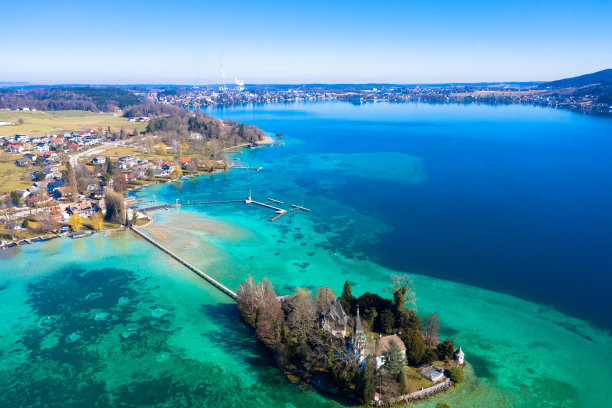 无人机拍摄：位于奥特湖小岛上的利茨尔贝格城堡，靠近萨尔茨堡Seewalchen图片下载