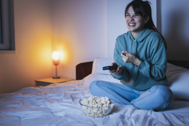 女人一边看电视一边吃爆米花图片下载