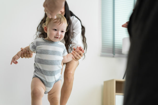 亚洲年轻情侣共进晚餐庆祝情人节。迷人浪漫的新婚男女在家里的厨房里举行晚会，在餐桌上吃结婚纪念日的食物。图片下载
