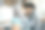 快乐的中东男人和他的妻子正在办公室与财务顾问协商。图片下载