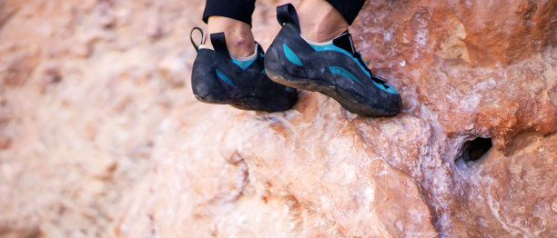 脚与攀岩鞋在岩石上的特写。图片下载