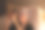 年轻美丽的女人坐在她的卧室准备睡觉，玩她的智能手机，发短信和上网。图片下载