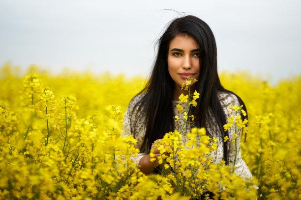 在油菜籽田里的西班牙妇女图片下载
