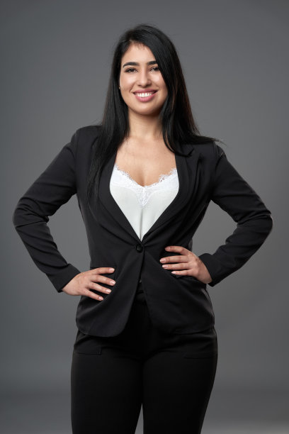 灰色背景上的快乐女商人图片下载