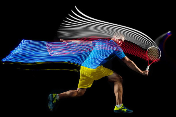 一个男人，职业网球运动员，在黑色的背景和混合颜色的纹。体育概念，爱好，挑战，和平，政治图片下载