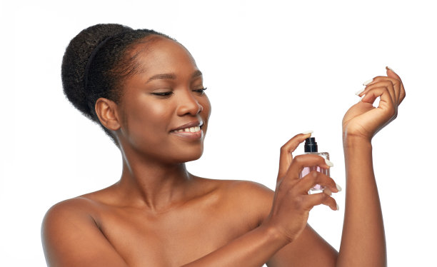 年轻的非裔美国女人用香水图片下载