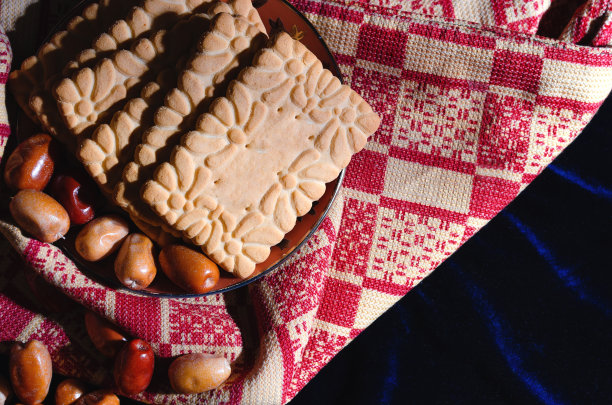 毛巾上的乡村饼干图片下载