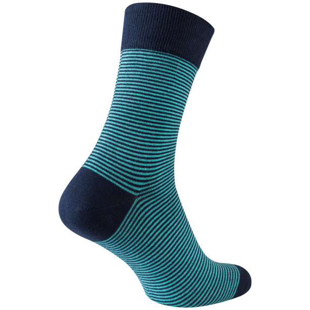 宽大的绿色条纹短袜，后跟向前，白色背景图片下载