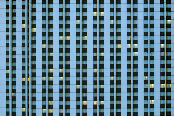 莫斯科一幢多层建筑的窗户背景图片下载