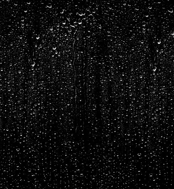 水滴在玻璃上。透明滴在玻璃上的叠加效果。滴雨滴。成雾。图片下载