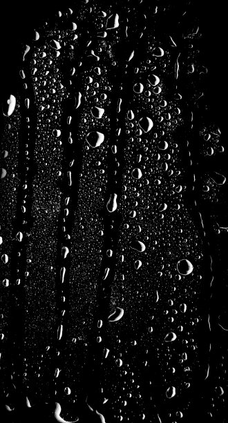 水滴在玻璃上。透明滴在玻璃上的叠加效果。滴雨滴。成雾。图片下载